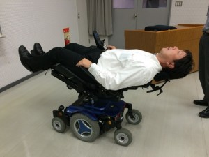 開発中の車いすを体験中